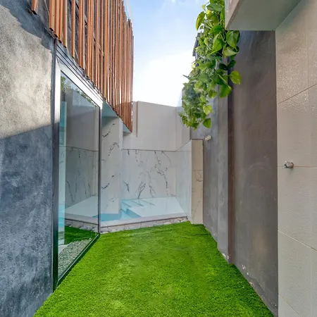House Gallery 10 *